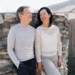 Maria und Josef Steffner vor einer historischen Steinmauer