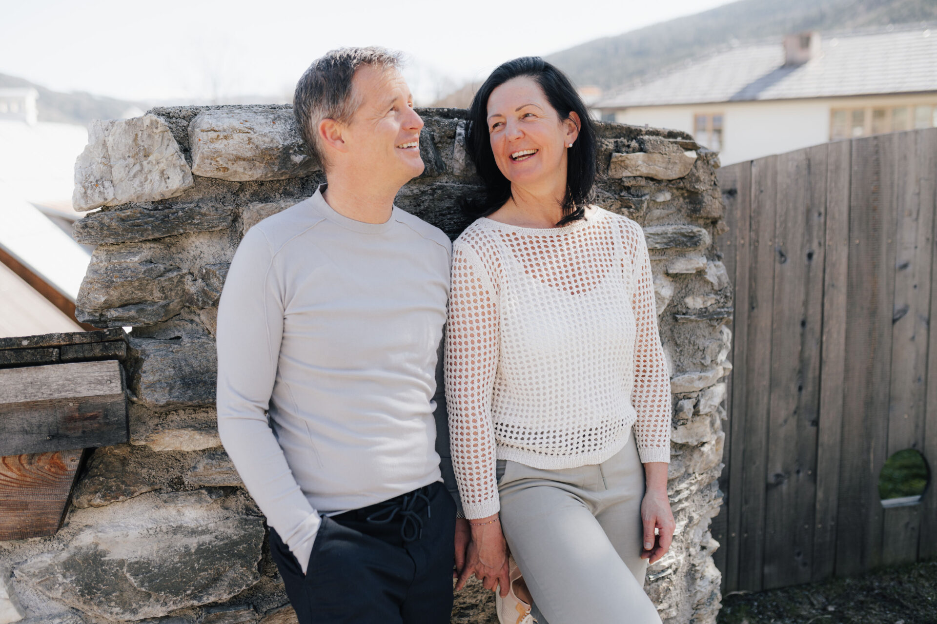 Maria und Josef Steffner vor einer historischen Steinmauer