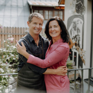 Maria und Josef Steffner im Garten des Mesnerhauses