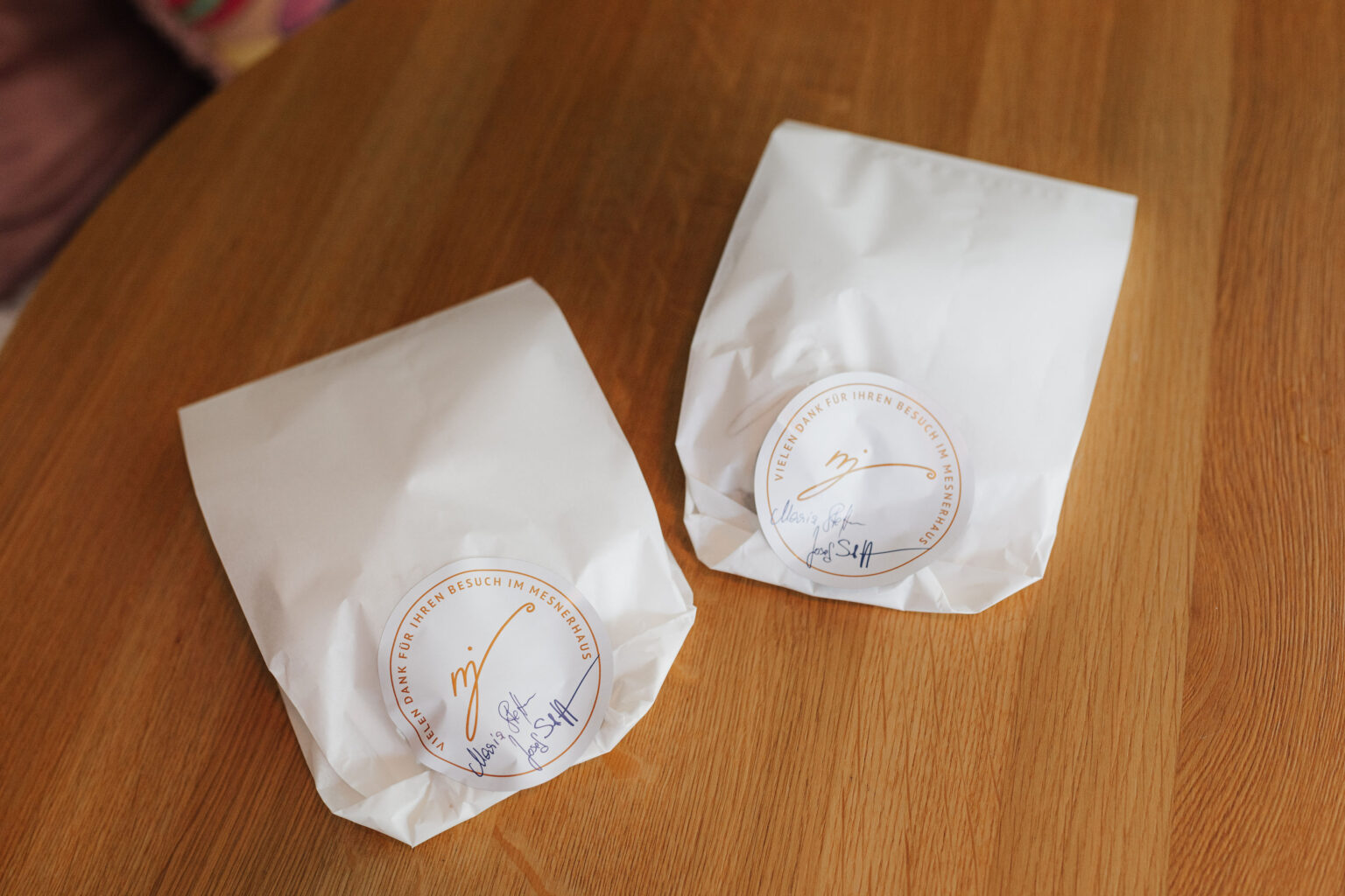 Zwei verpackte Kuchen als Gastgeschenk im Mesnerhaus Boutique-Hotel