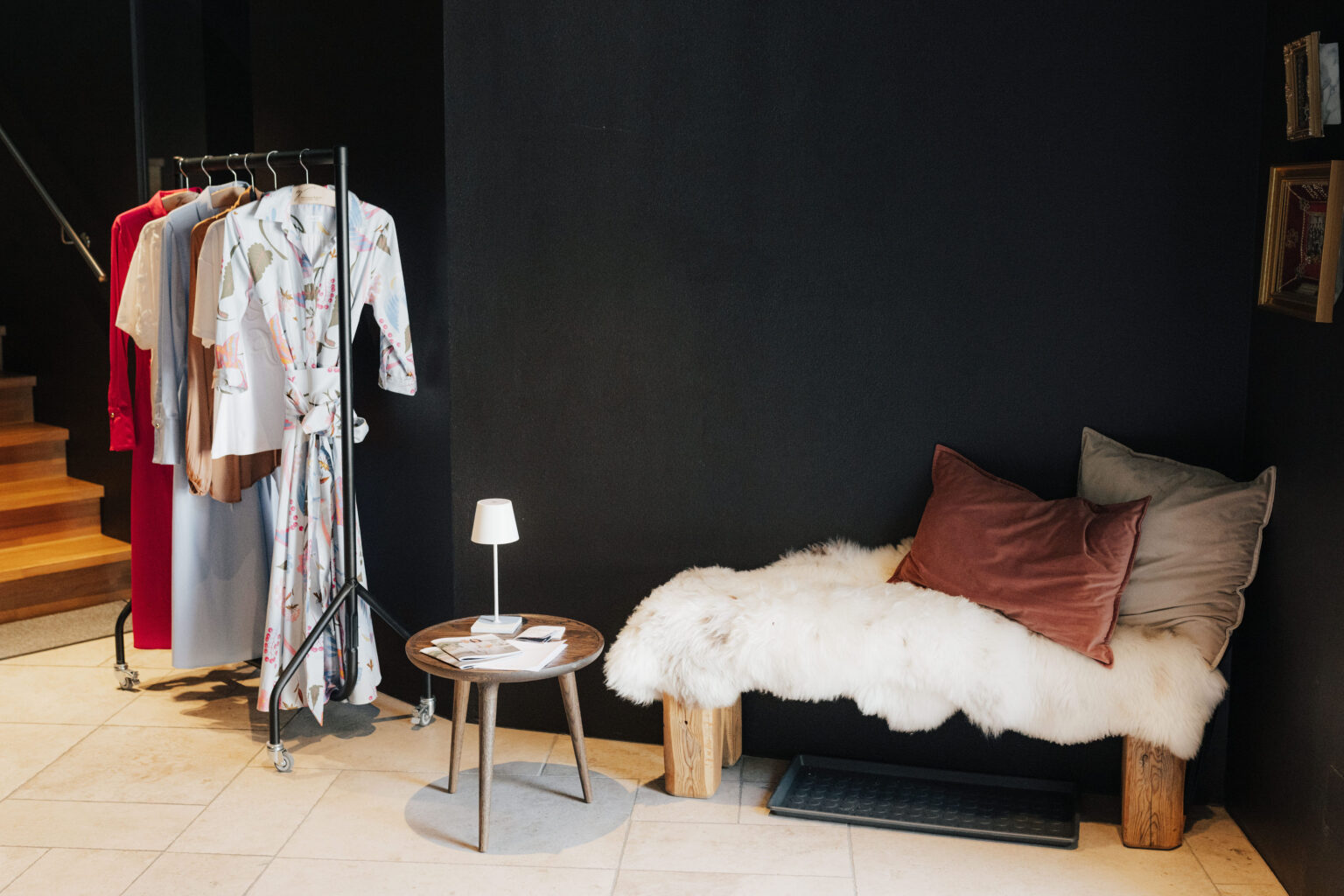 Eingangsbereich des Mesnerhaus Boutique-Hotels mit Garderobe und gepolsterter Bank