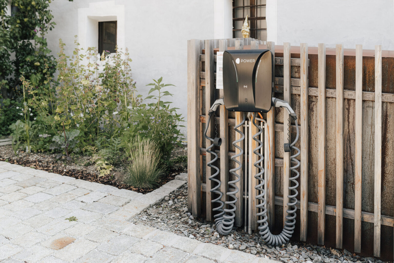 Zwei Ladestationen f&uuml;r Elektrofahrzeuge am Mesnerhaus Boutique-Hotel