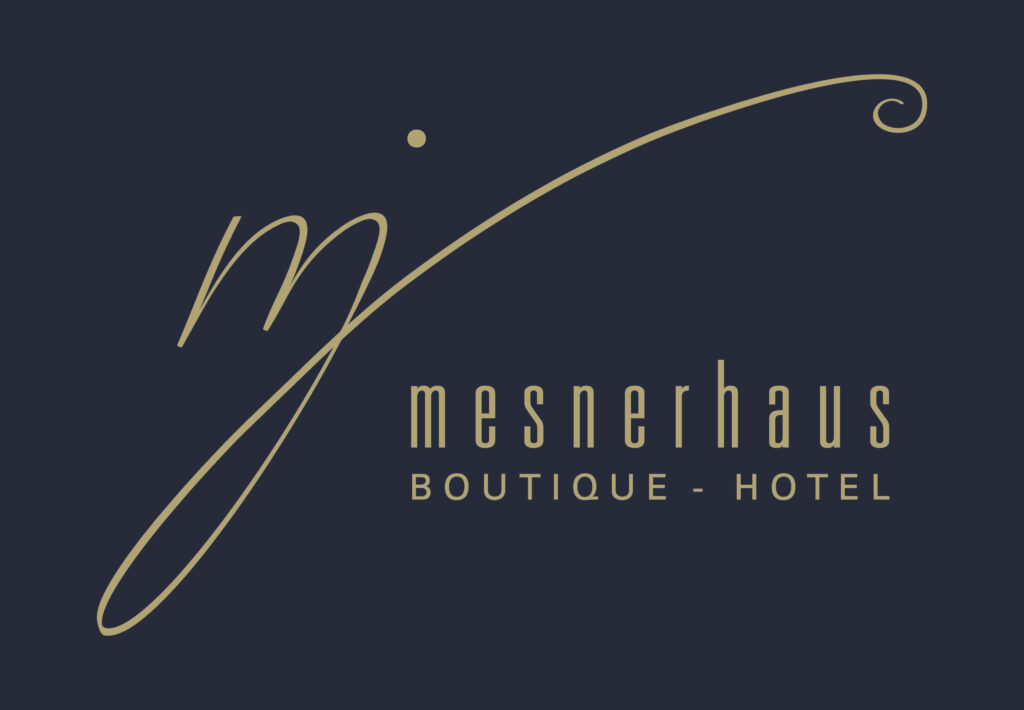 mesnerhaus-boutique-hotel-logo-gold-auf-marineblau-2400px Logo Mesnerhaus Boutique-Hotel in Gold auf marineblauem Hintergrund