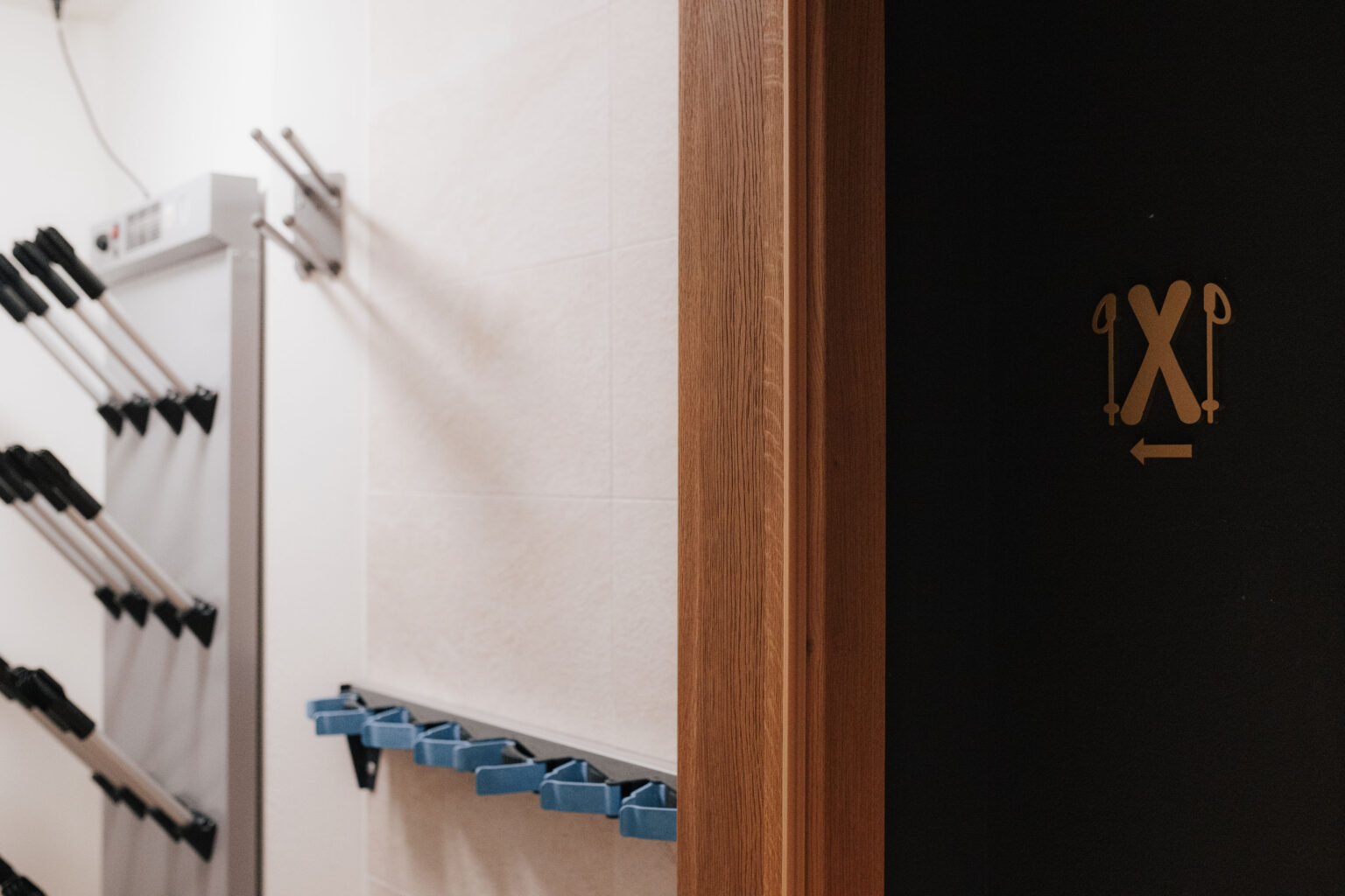 Skikeller des Mesnerhaus Boutique-Hotels mit Halterungen f&uuml;r Ski und Skischuhe