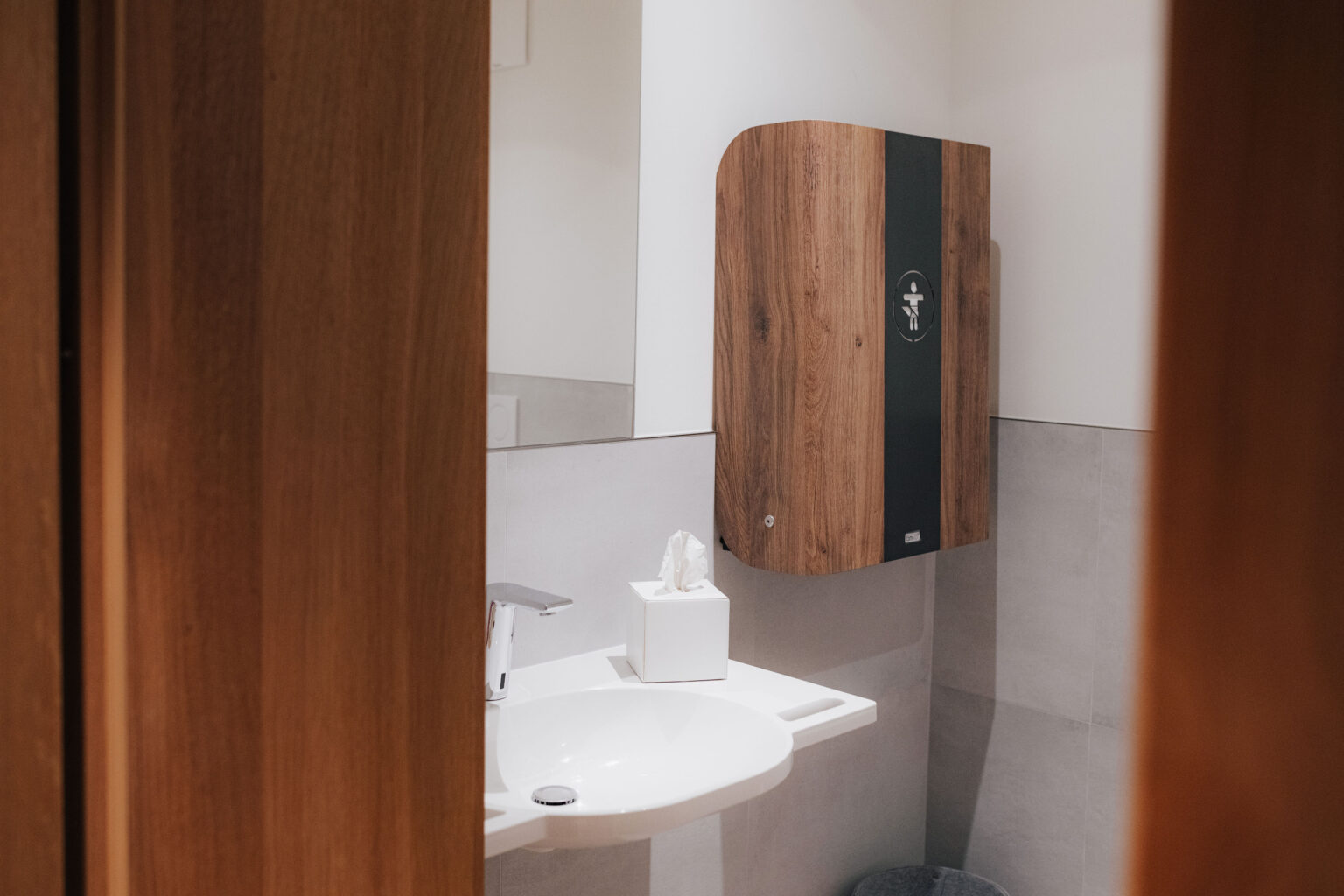 Barrierefreies WC mit Waschtisch und Wickeltisch im Mesnerhaus Boutique-Hotel