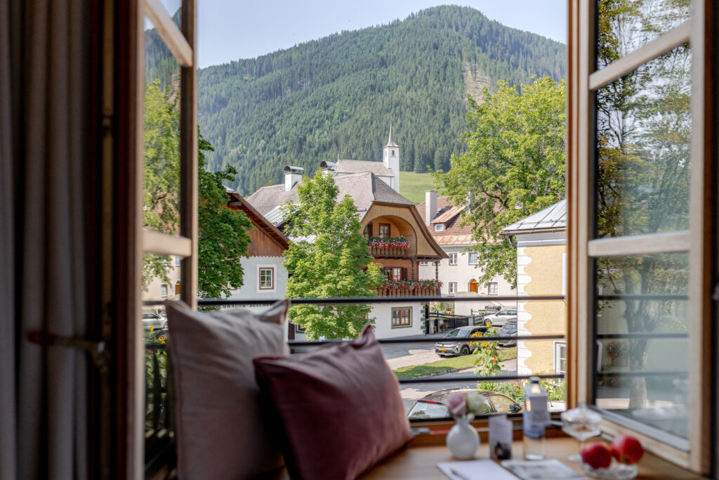 Blick aus einem Boutique-Zimmer auf Mauterndorf und die Lungauer Berge