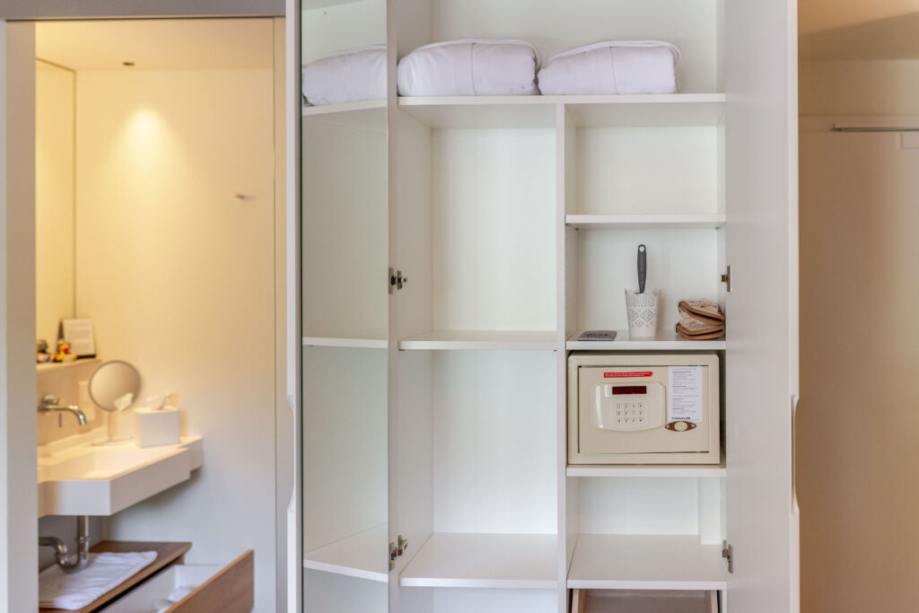mesnerhaus-boutique-hotel-zimmer-boutique-schrank
