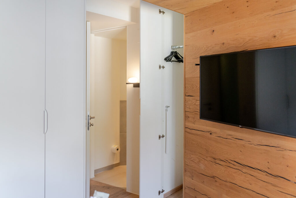 mesnerhaus-boutique-hotel-zimmer-boutique-wandschrank