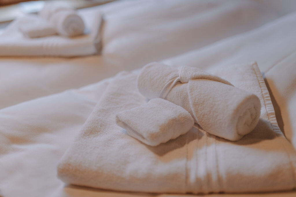 mesnerhaus-boutique-hotel-zimmer-signature-bademantel