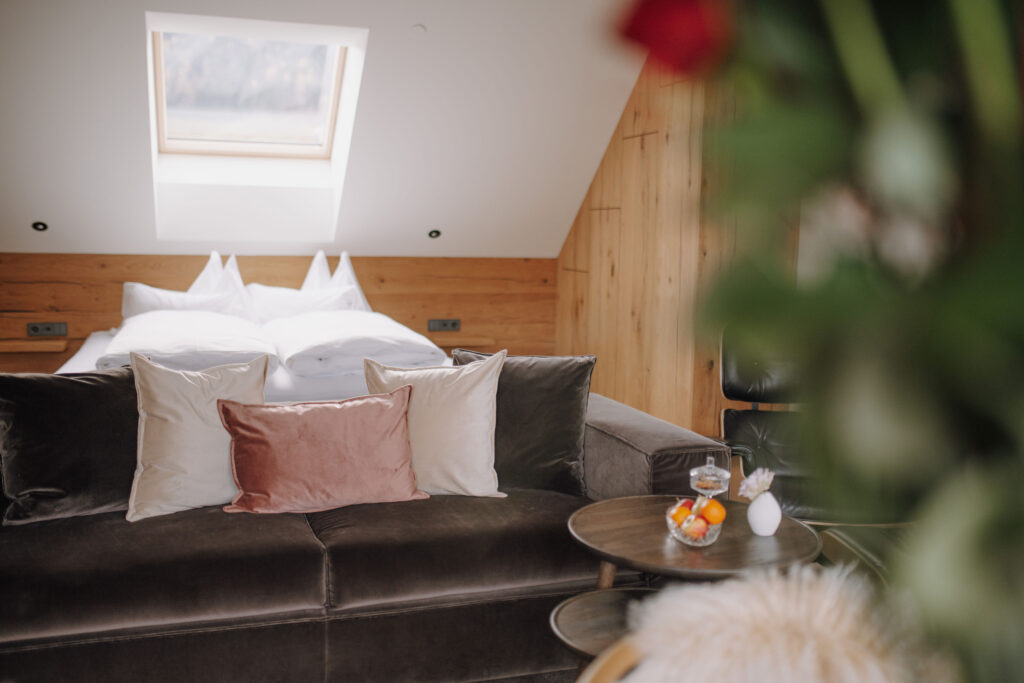 mesnerhaus-boutique-hotel-zimmer-signature-bett-couch Signature-Zimmer im Mesnerhaus Boutique-Hotel mit Doppelbett und Sofa