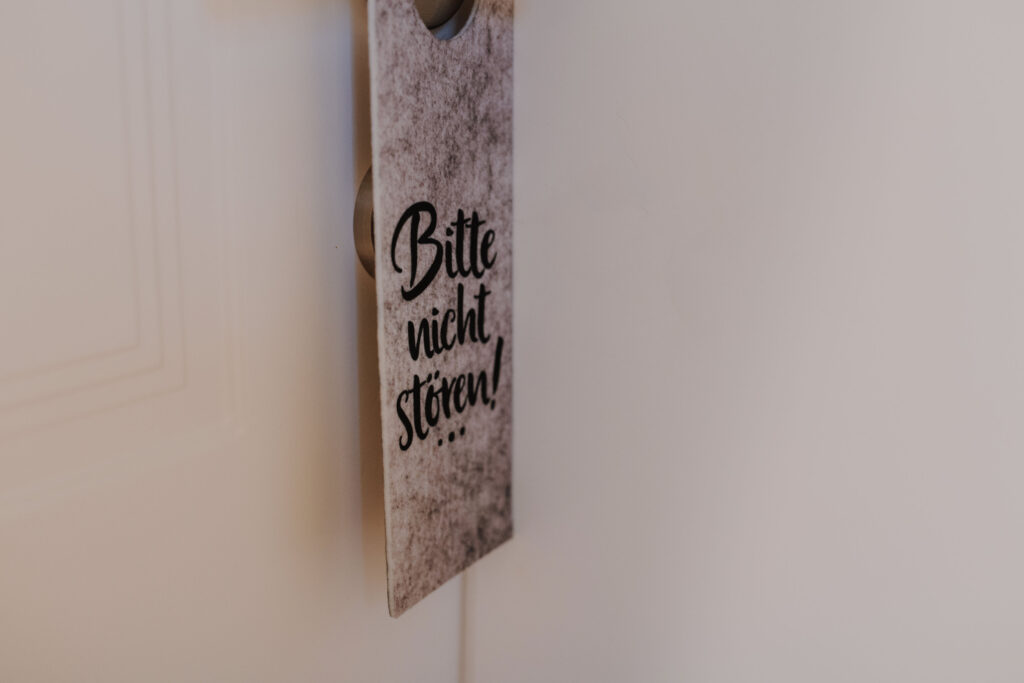 mesnerhaus-boutique-hotel-zimmer-signature-nicht-stoeren