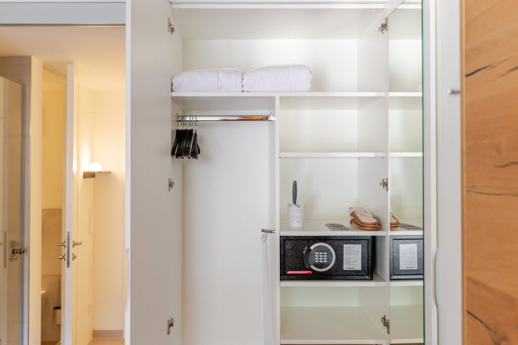 mesnerhaus-boutique-hotel-zimmer-superior-schrank