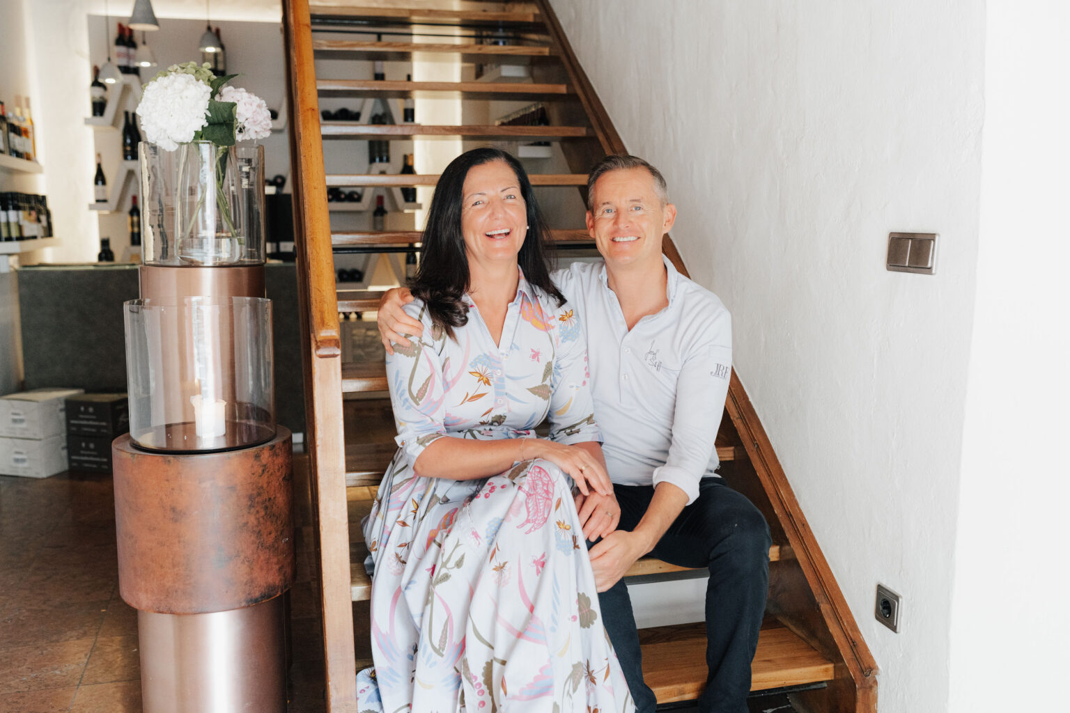 Maria und Josef Steffner gemeinsam auf einer Treppe im Mesnerhaus