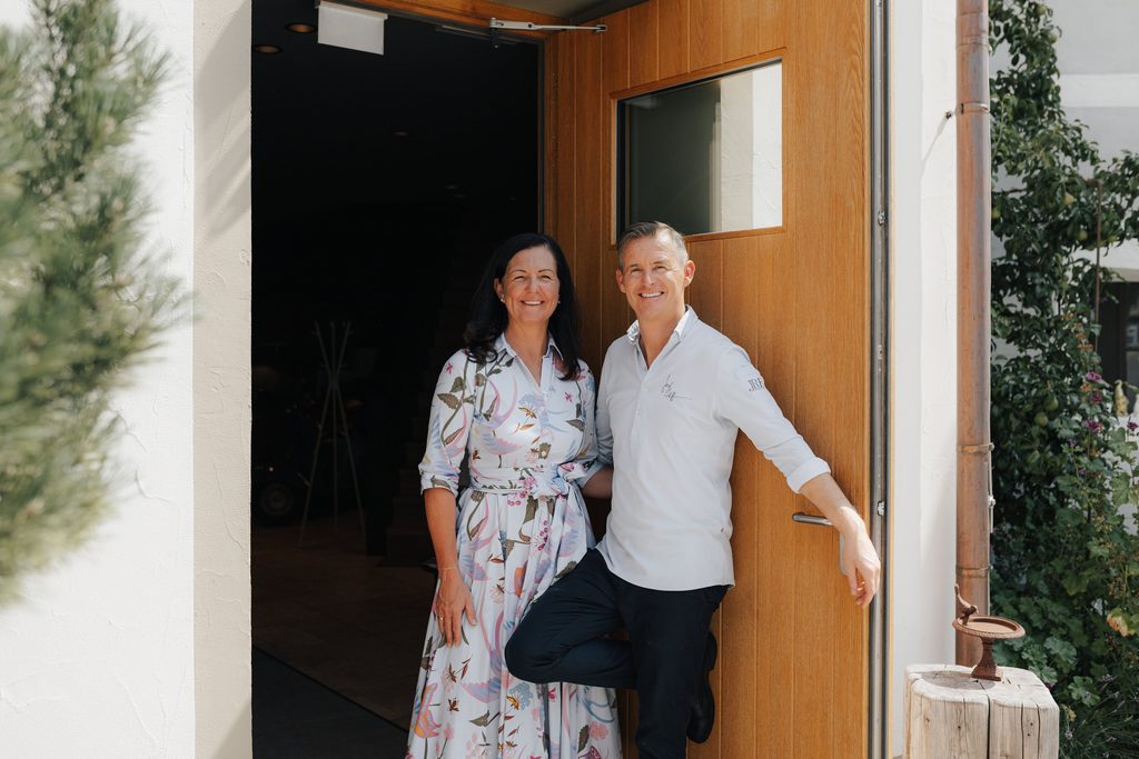Maria und Josef Steffner vor dem Mesnerhaus