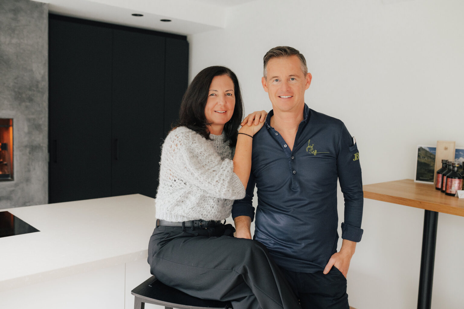 Maria und Josef Steffner bei einem Portr&auml;t in einer modernen K&uuml;che