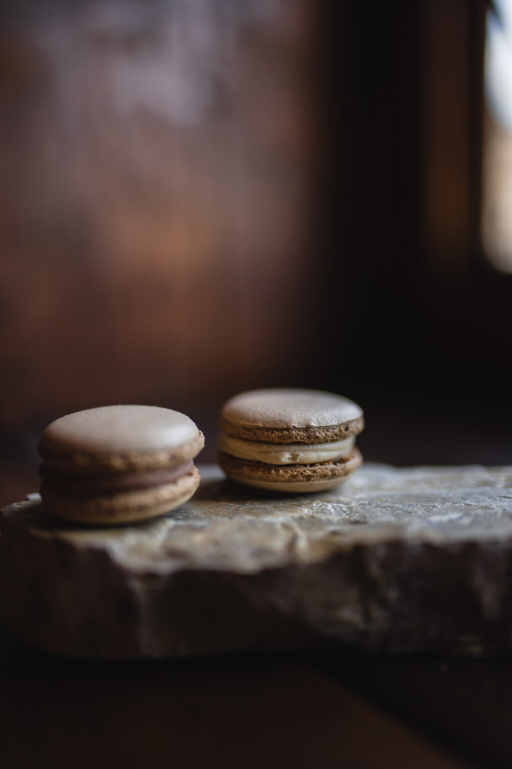 Zwei Macarons auf einem Naturstein
