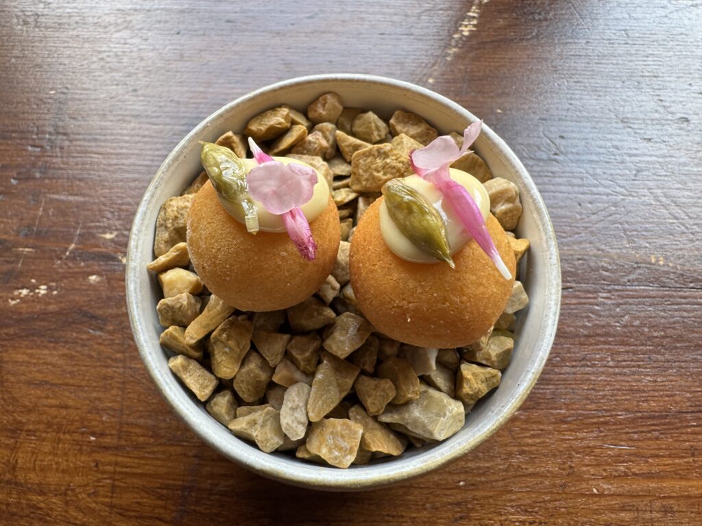Lungauer Ächtling mit Creme und Blüten im Mesnerhaus Gourmet-Restaurant