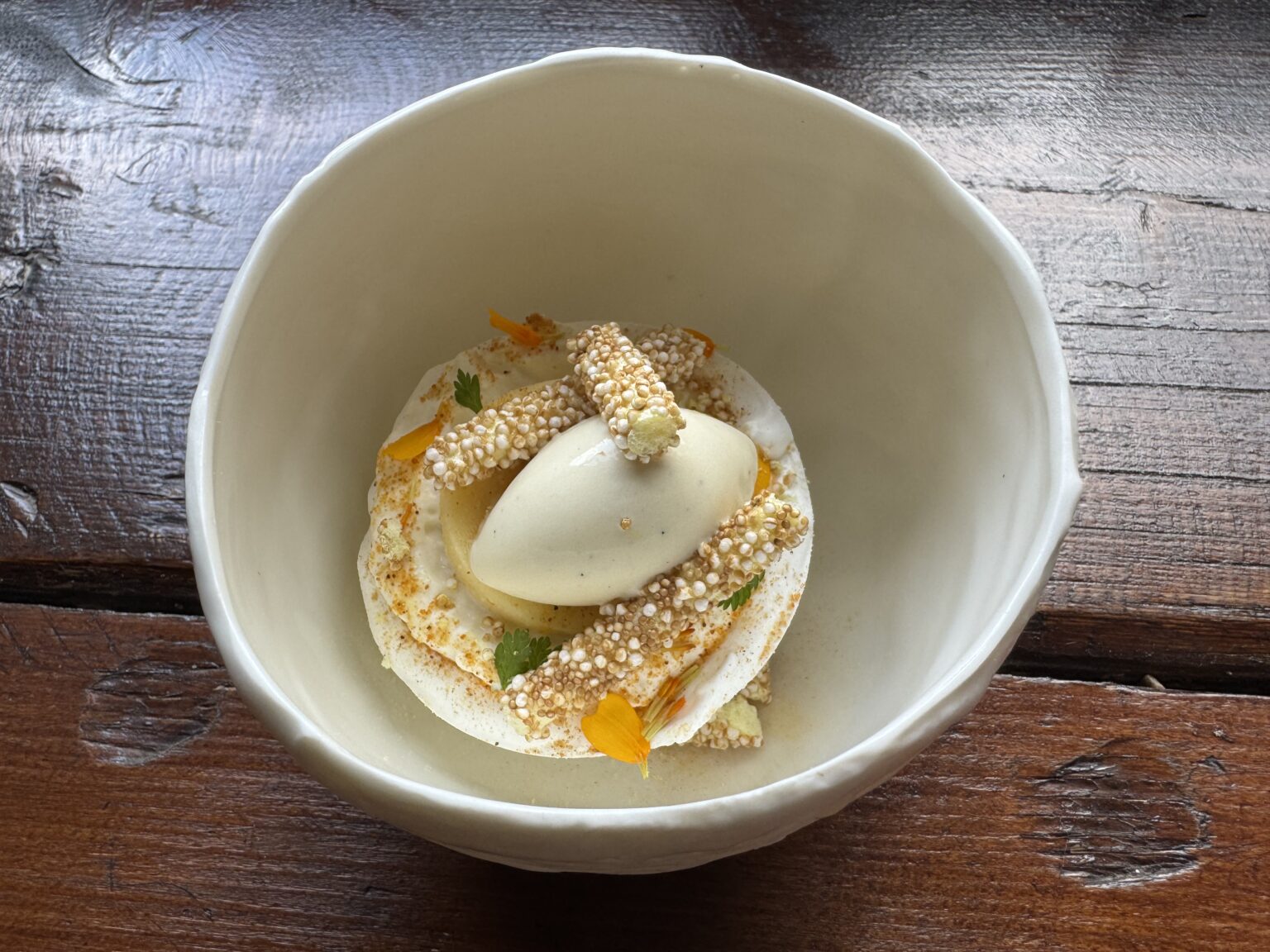 Dessert mit Wachauer Marille, Eis, Bl&uuml;tenbl&auml;ttern und knusprigen Elementen