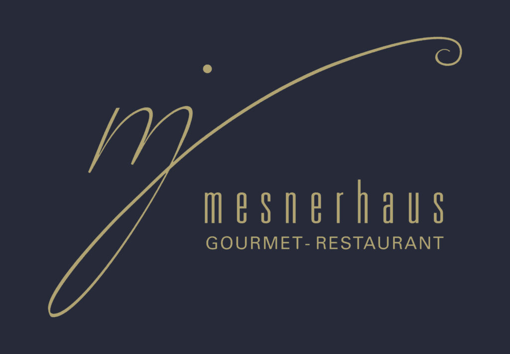 mesnerhaus-gourmet-restaurant-logo-gold-auf-marineblau-2400px Logo Mesnerhaus Gourmet-Restaurant in Gold auf marineblauem Hintergrund