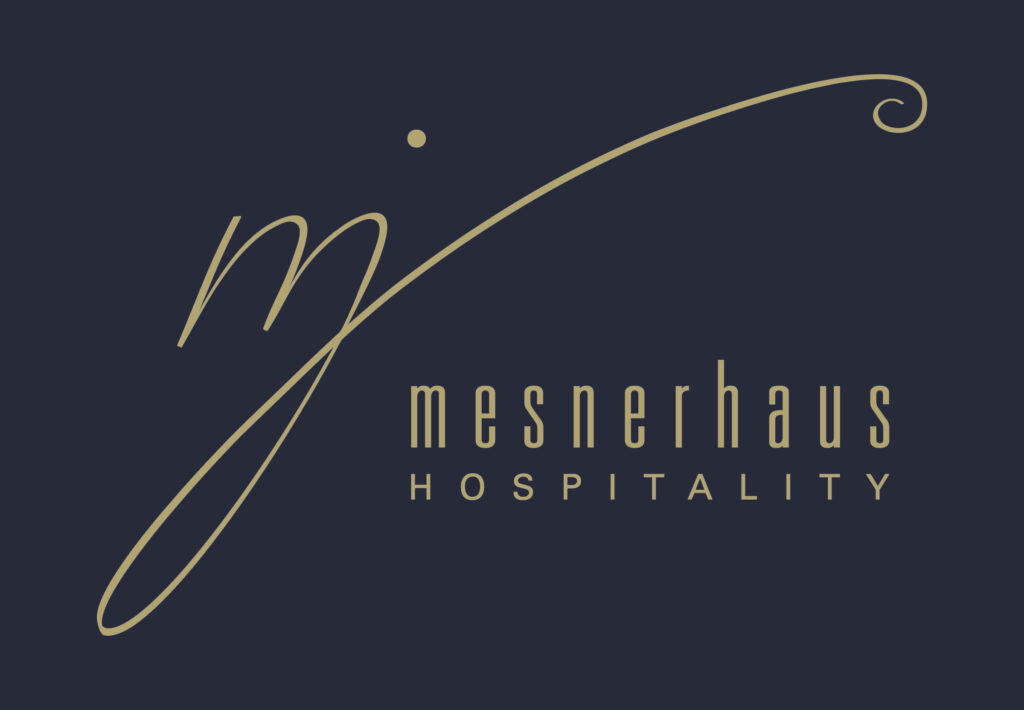 mesnerhaus-hospitality-logo-gold-auf-marineblau-2400px Logo Mesnerhaus Hospitality in Gold auf marineblauem Hintergrund