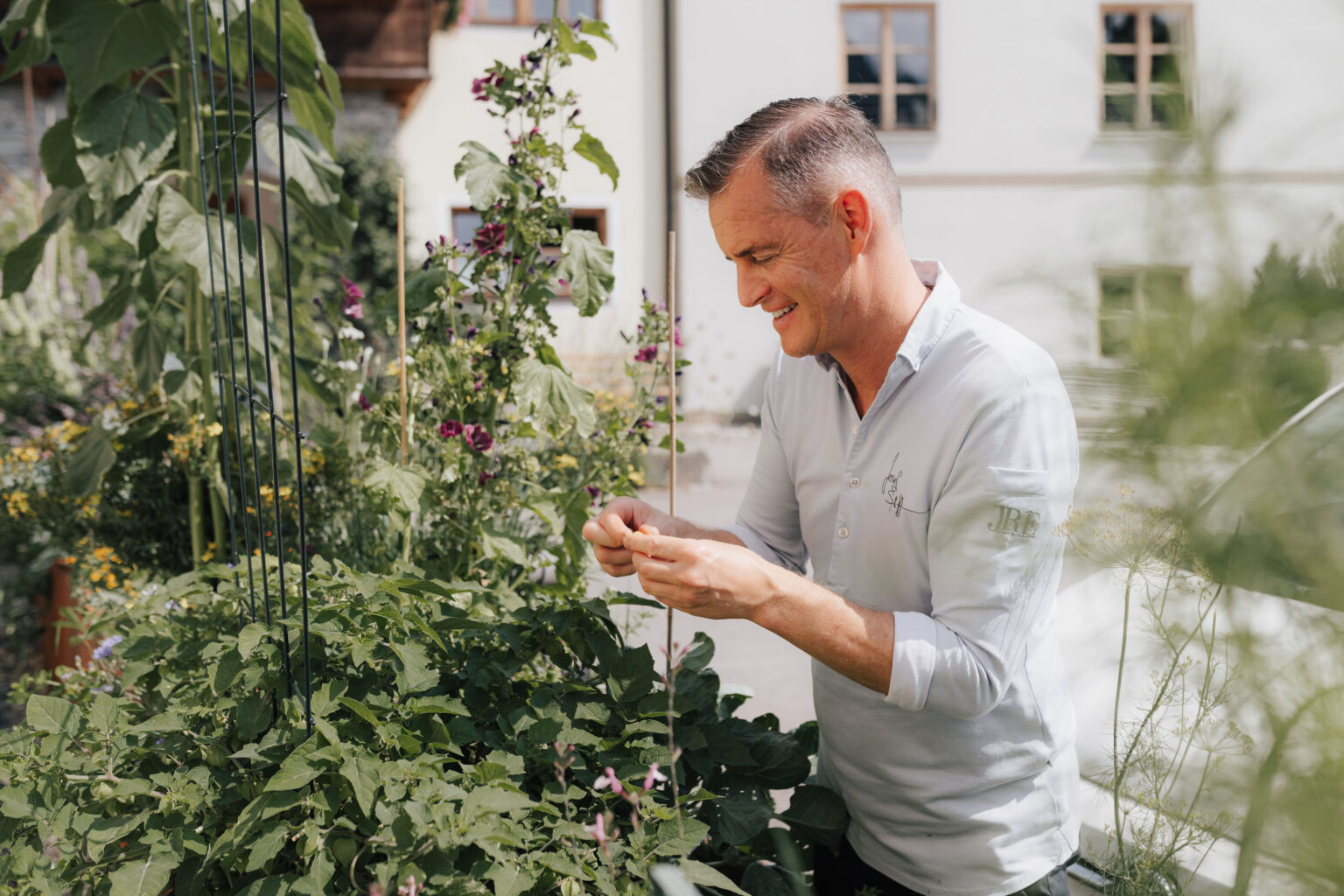 Josef Steffner bei der Arbeit im Garten des Mesnerhauses