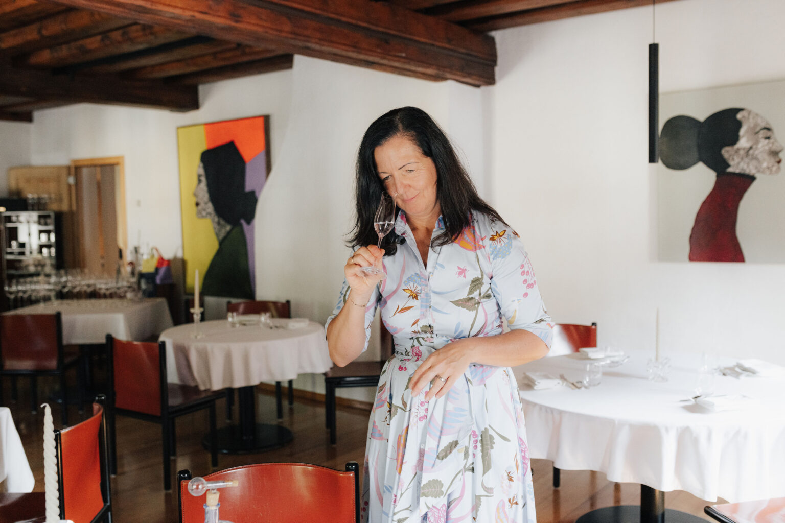 Maria Steffner mit Weinglas im Gastraum des Mesnerhaus Gourmet-Restaurants