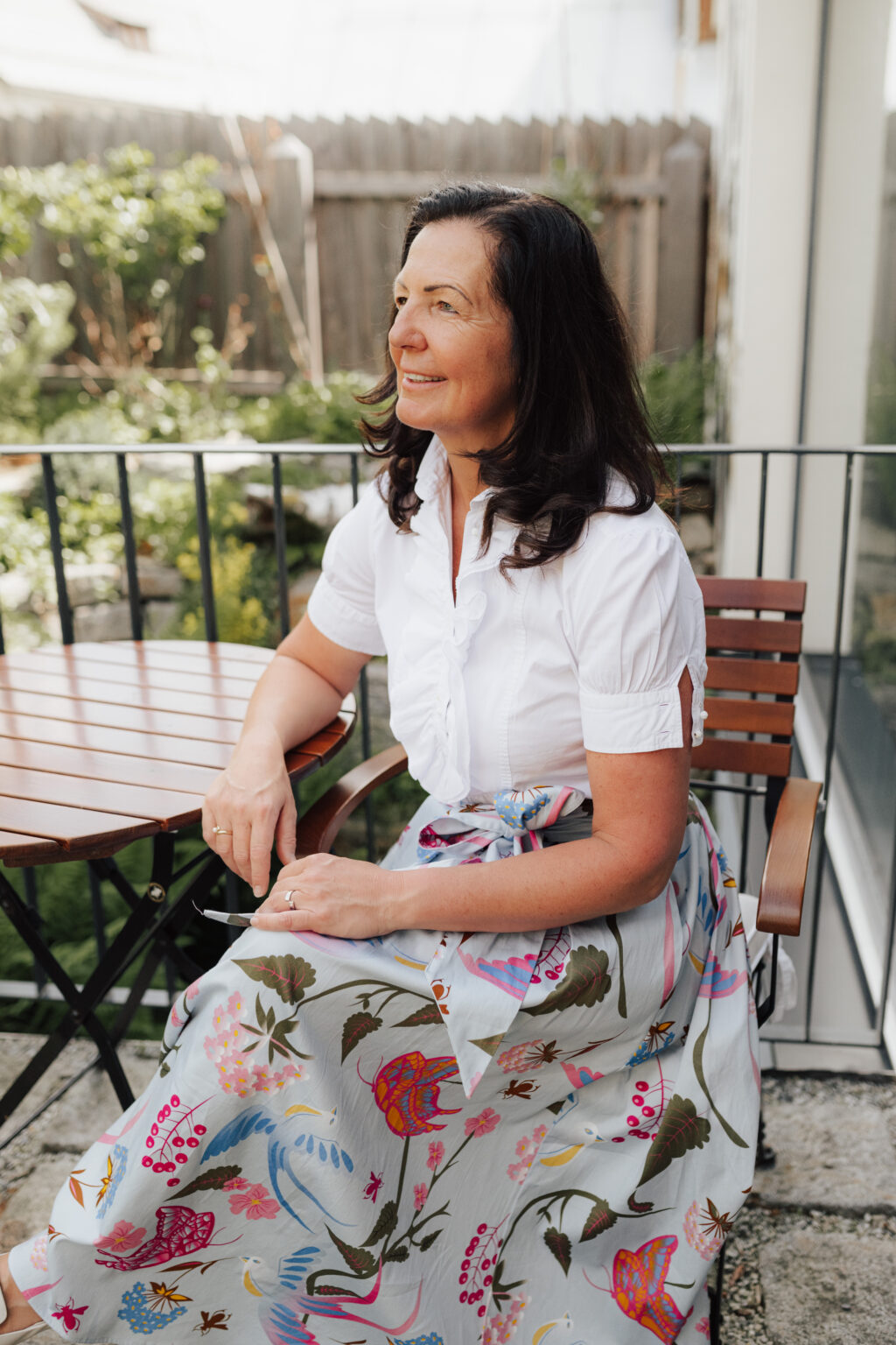 Maria Steffner sitzend auf der Terrasse des Mesnerhauses
