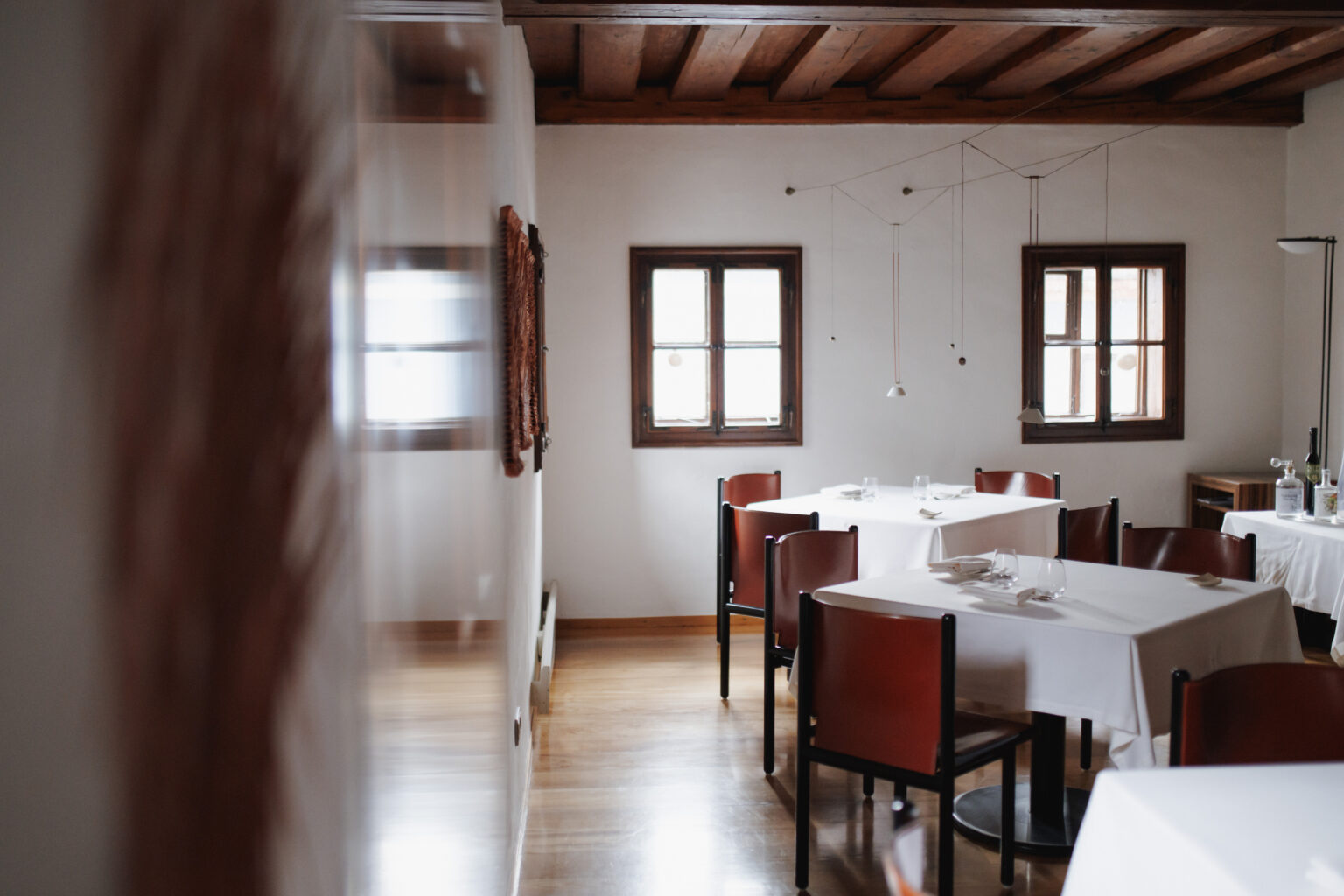 Blick durch einen T&uuml;rrahmen in den Gastraum des Mesnerhaus Gourmet-Restaurants