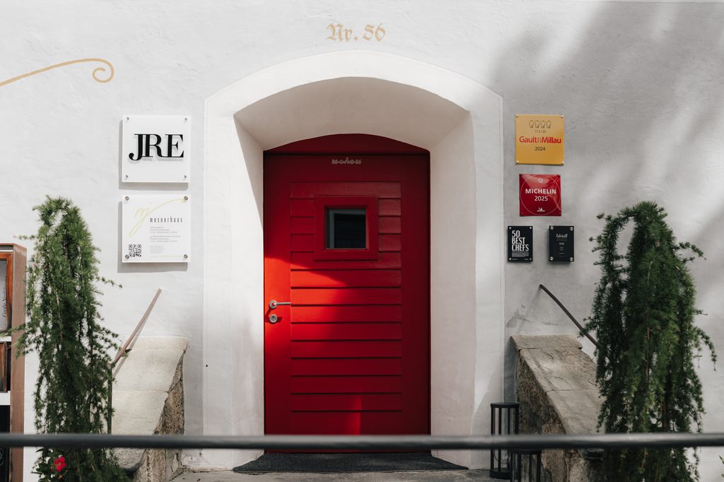 Eingang des Mesnerhaus Gourmet-Restaurants in Mauterndorf