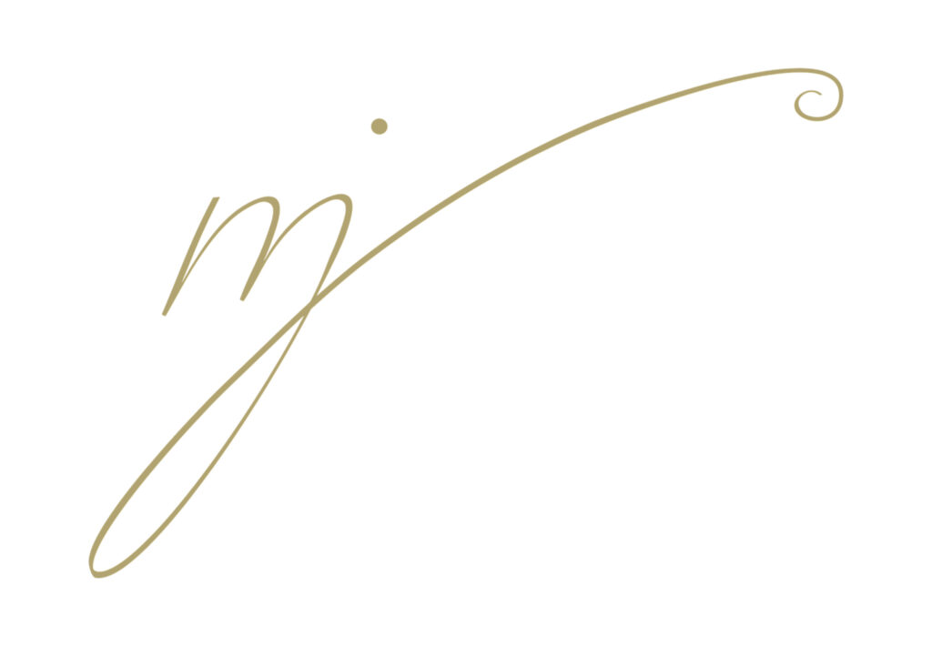 mesnerhaus-signet-standard-gold-auf-weiss-2400px Goldenes Mesnerhaus-Signet auf weißem Hintergrund