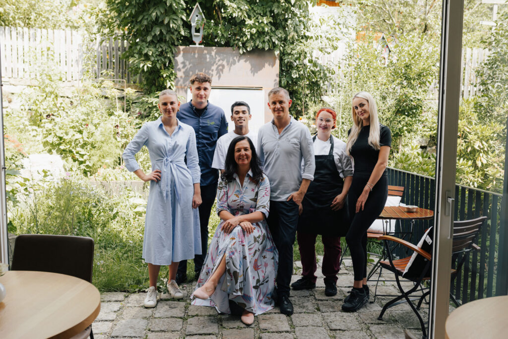 mesnerhaus-team-01 Sieben Mitglieder des Mesnerhaus-Teams gemeinsam im Garten