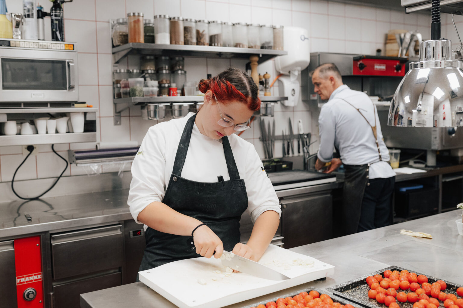 K&ouml;chin-Lehrling Laura Kaml bei der Zubereitung in der Restaurantk&uuml;che