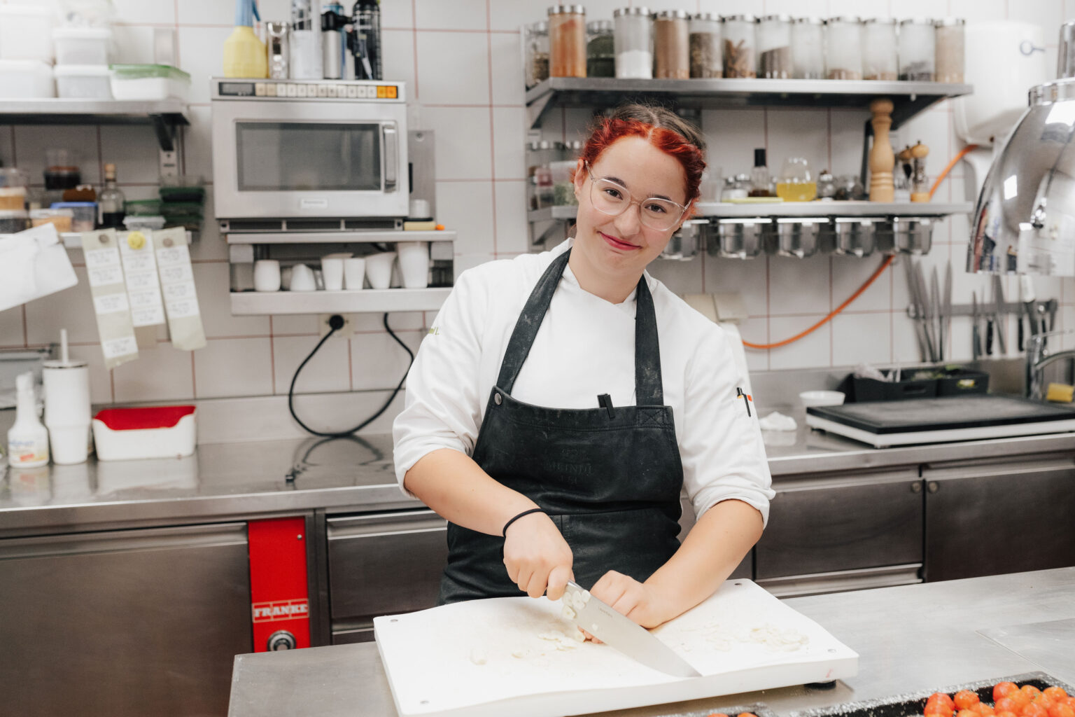 K&ouml;chin-Lehrling Laura Kaml bei einem Portr&auml;t am Arbeitsplatz in der Restaurantk&uuml;che