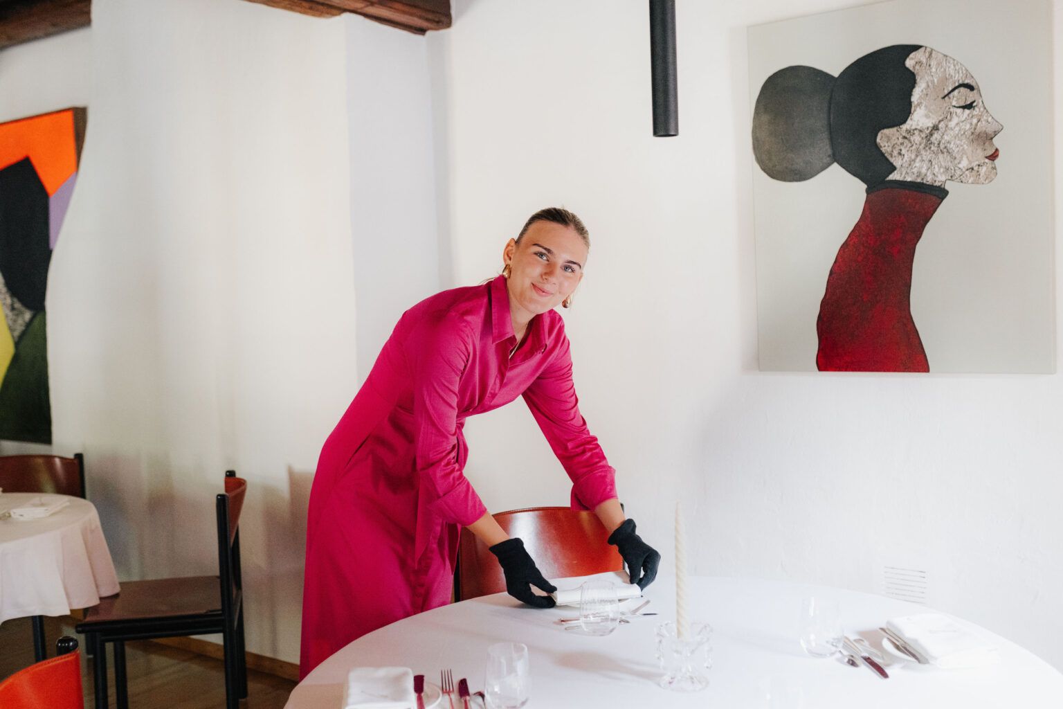 Restaurantfachfrau-Lehrling Lisa Erber beim Eindecken eines Tisches