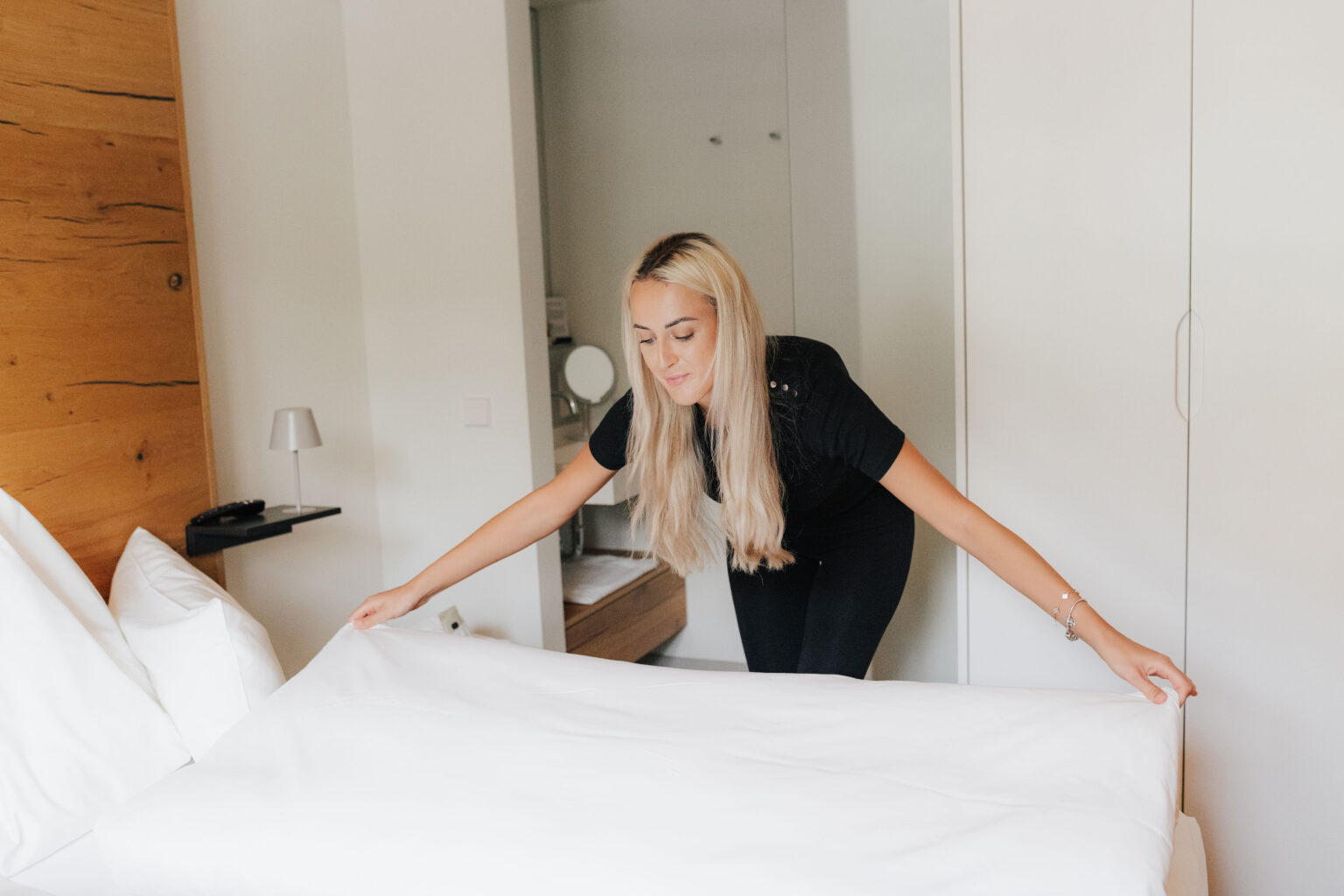 Nusreta Pilav vom Facility Management beim Beziehen eines Hotelbetts