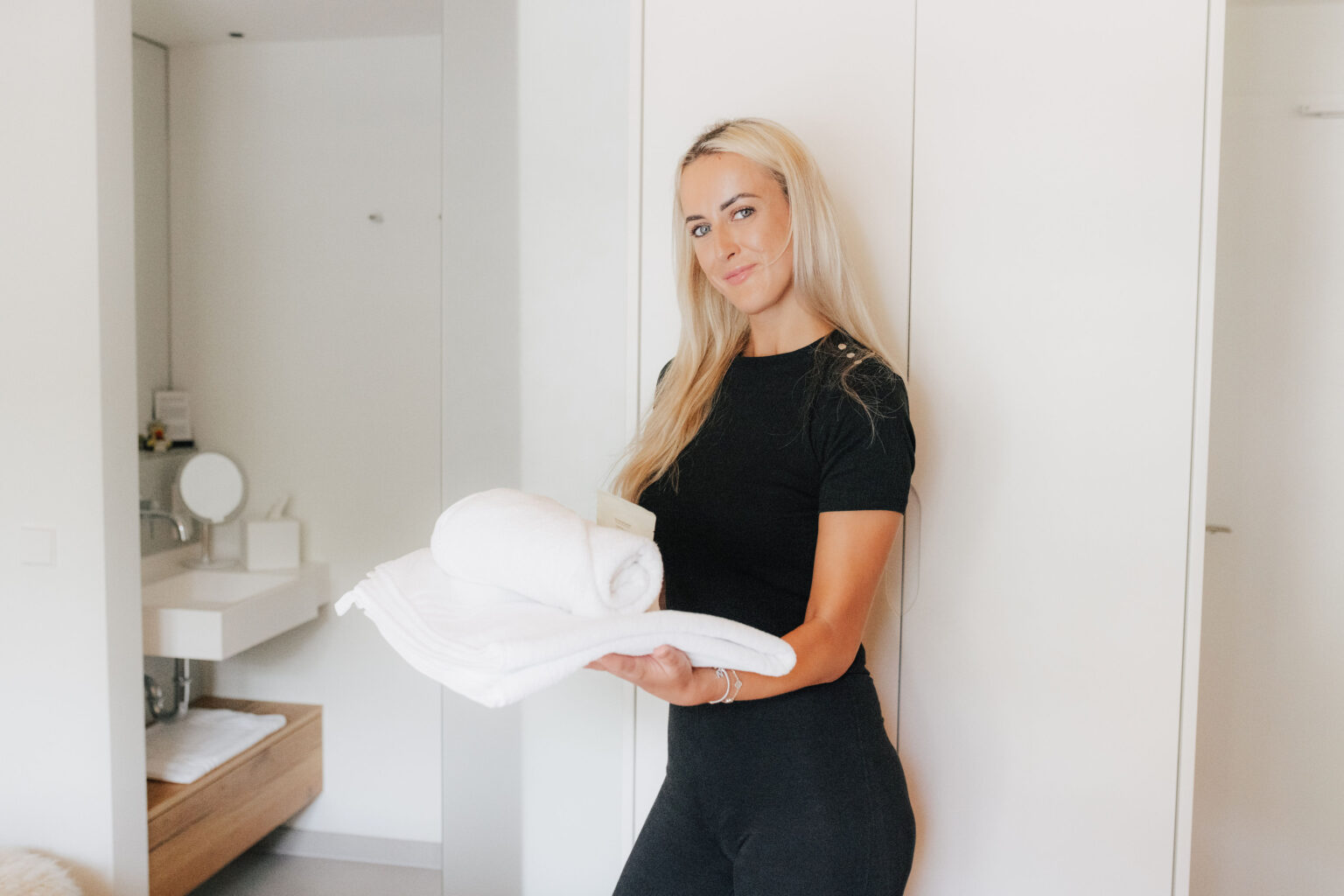 Nusreta Pilav vom Facility Management mit gefalteten Handt&uuml;chern in einem Hotelbad