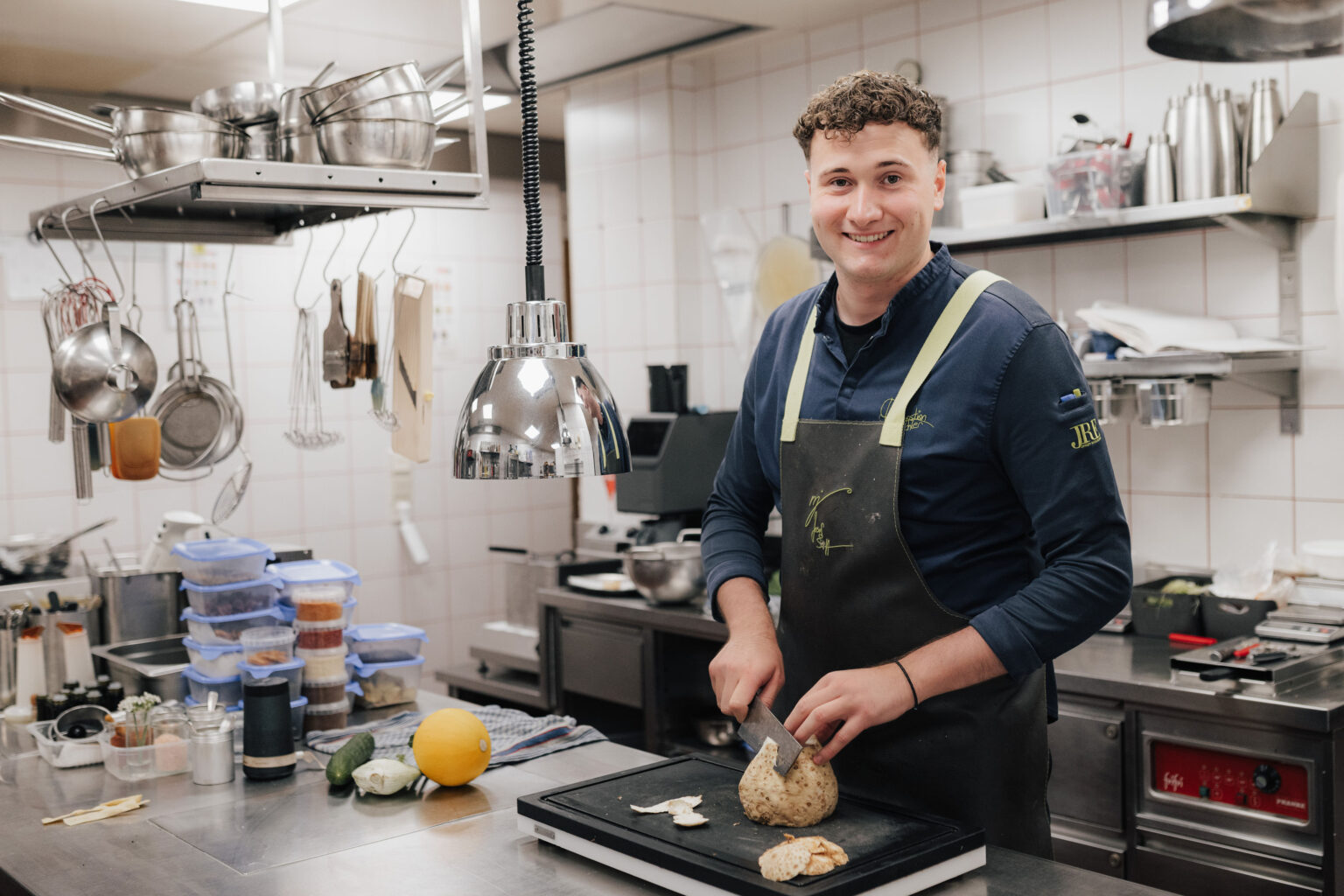 Sous-Chef Sebastian Bichler bei der Zubereitung in der Restaurantk&uuml;che