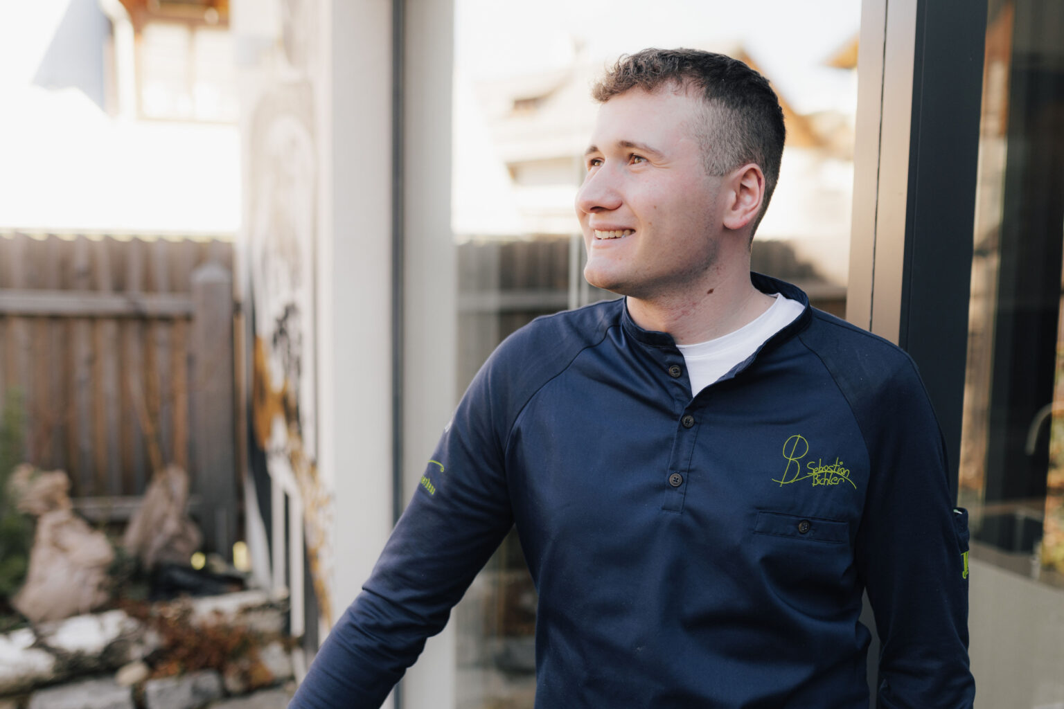 Sous-Chef Sebastian Bichler bei einem Portr&auml;t auf der Terrasse