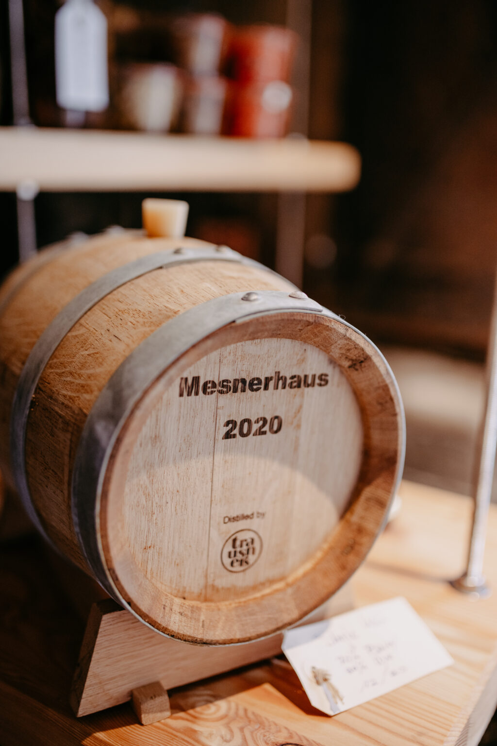 Kleines Holzfass mit der Aufschrift Mesnerhaus 2020 im Weinkeller