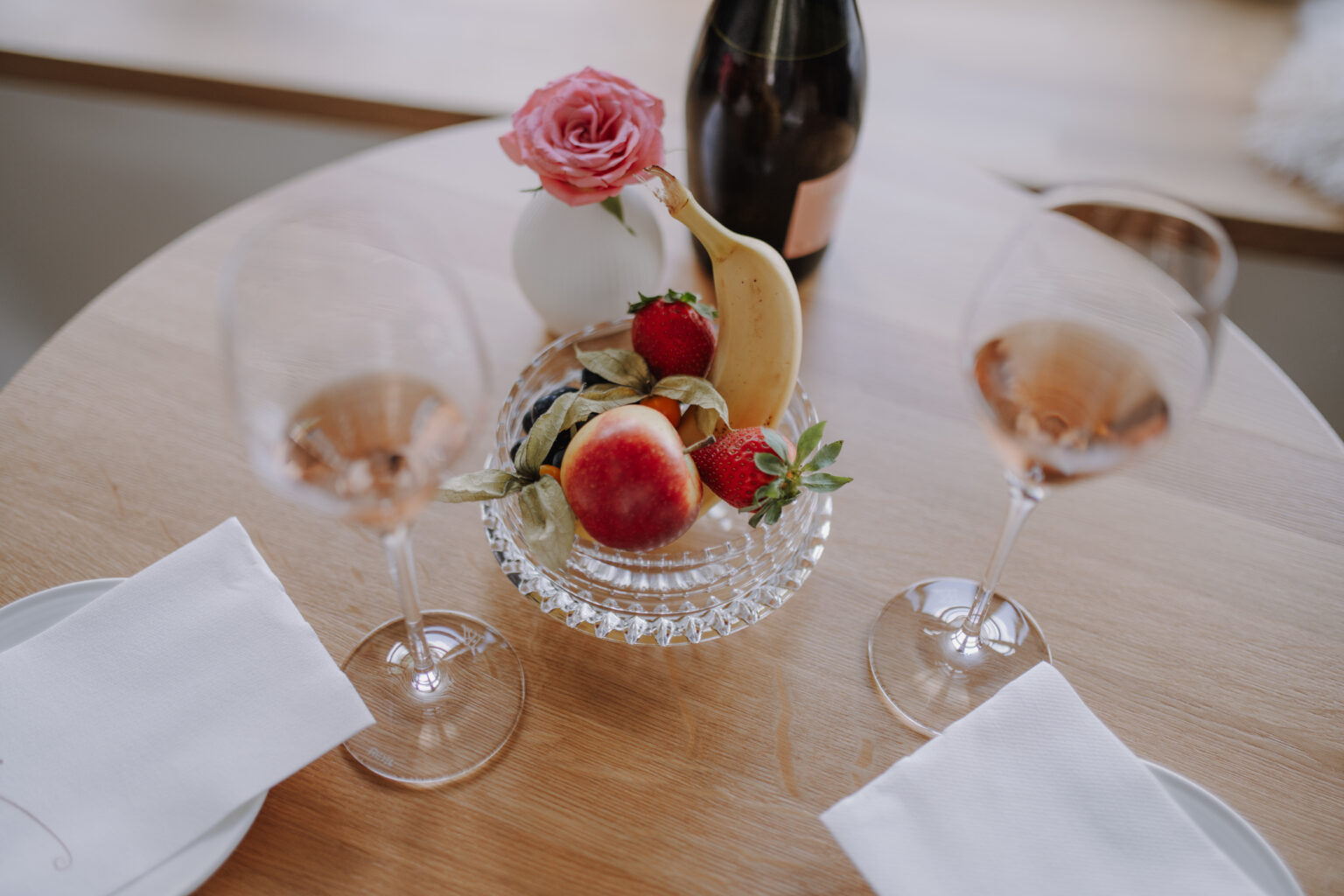 Obst, Sekt und zwei Gl&auml;ser als Willkommensgru&szlig; im Mesnerhaus Boutique-Hotel