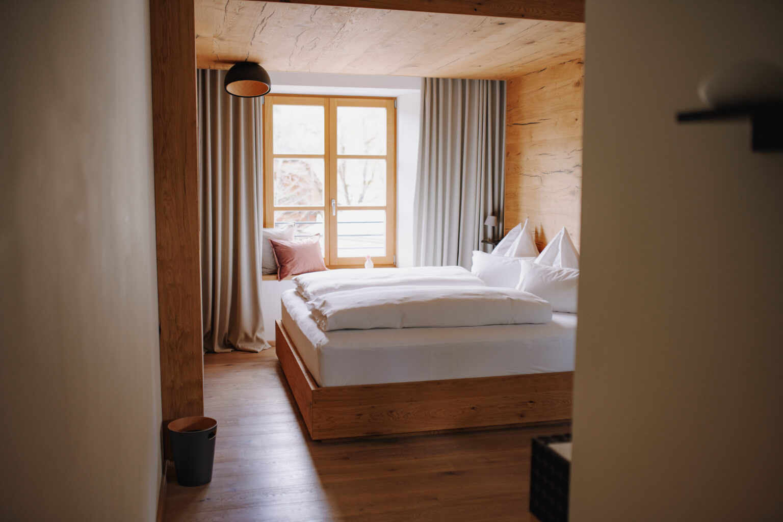 Blick durch den Eingang in ein Doppelzimmer des Mesnerhaus Boutique-Hotels